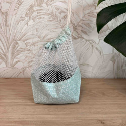 Filet à légumes en coton imprimé Opale, triangles blancs sur fond vert d'eau, petite taille fermée par son cordon coulissant